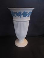 Wedgwood Vaas Edme, Huis en Inrichting, Woonaccessoires | Vazen, Overige kleuren, Aardewerk of Porselein, Ophalen of Verzenden