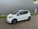 Toyota Aygo 1.0-12V Dynamic Navigator Airco Isofix Lmv Nap, Voorwielaandrijving, Euro 5, Gebruikt, 4 stoelen