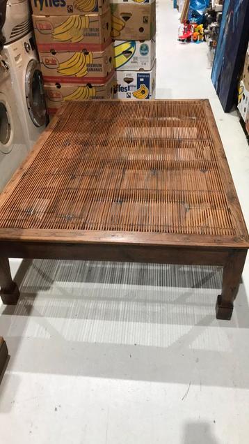 Grote salontafel .  beschikbaar voor biedingen
