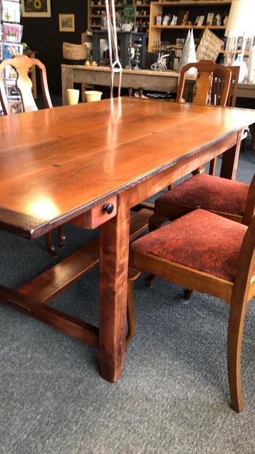 Antieke eettafel beschikbaar voor biedingen