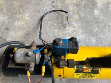 Hydrauliek unit 12 volt beschikbaar voor biedingen