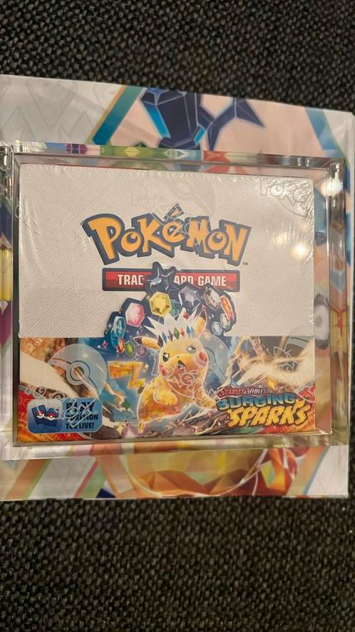 Surging Sparks Booster Box, Hobby en Vrije tijd, Verzamelkaartspellen | Pokémon, Zo goed als nieuw, Losse kaart, Ophalen of Verzenden
