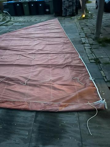 Bruin grootzeil beschikbaar voor biedingen