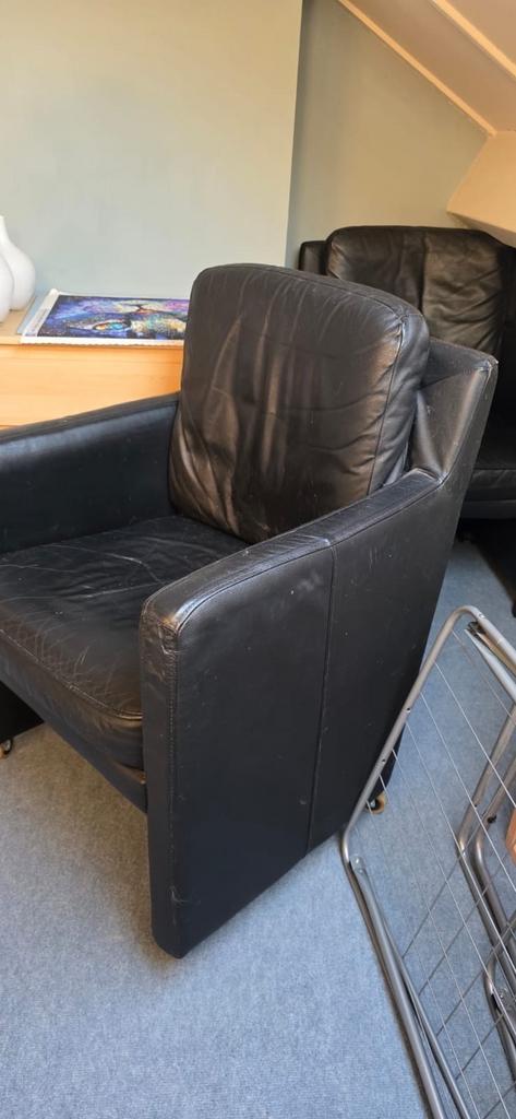 Twee zwarte stoelen - gebruikt, Huis en Inrichting, Fauteuils, Gebruikt, Leer, 50 tot 75 cm, Minder dan 75 cm, Ophalen