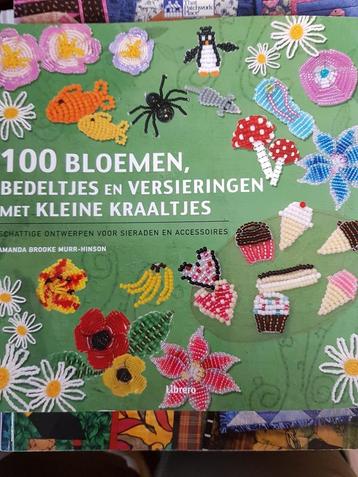 100 bloemen, bedeltjes e.d. met kleine kraaltjes - A. Brooke beschikbaar voor biedingen