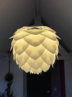 Design hanglamp in artichoke / dennenappel stijl, wit., Huis en Inrichting, Lampen | Hanglampen, Kunststof, Gebruikt, Scandinavische design hanglamp – artichoke / dennenappel wit
