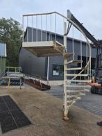 Stalen wenteltrap met bordes beige. Hoog 2.7mtr. Nob146, Doe-het-zelf en Verbouw, Ladders en Trappen, Ophalen, Gebruikt, 2 tot 4 meter
