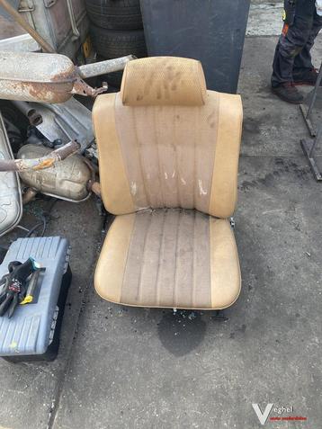 Mercedes W123 1982 Stoel Rechtsvoor  beschikbaar voor biedingen