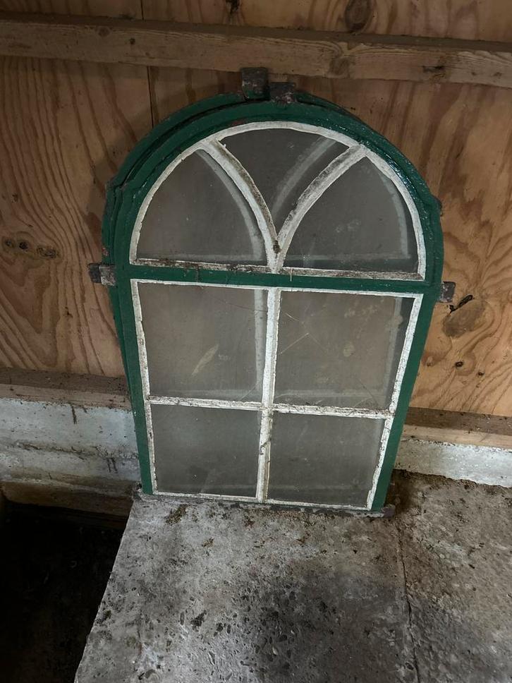 Twee oude stalramen met groen frame, Doe-het-zelf en Verbouw, Glas en Ramen, Gebruikt, Gevelraam of Ruit, Minder dan 80 cm, Ophalen
