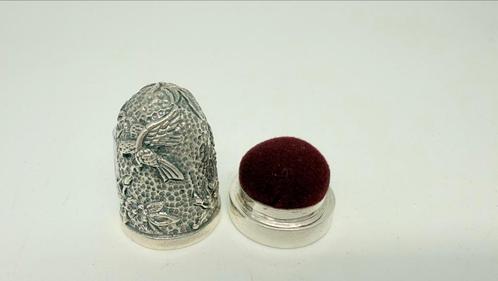 Speldenkussen in de vorm van zwaar zilveren vingerhoed., Antiek en Kunst, Antiek | Goud en Zilver, Zilver, Ophalen of Verzenden