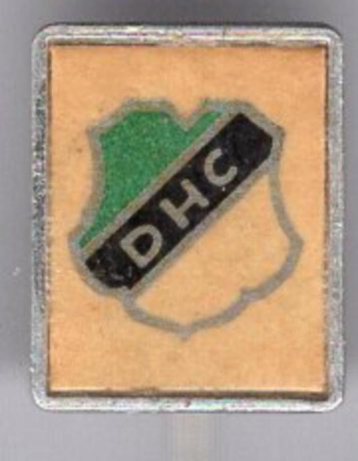 D.H.C.. papier aluminium voetbalclub speldje ( Y_038a ), Verzamelen, Speldjes, Pins en Buttons, Zo goed als nieuw, Speldje of Pin