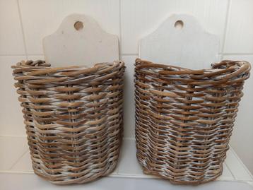 2 mooie rotan wandhangers beschikbaar voor biedingen
