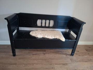 Mooie oude landelijke klepbank  beschikbaar voor biedingen