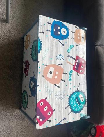 Speelgoedkist Monsters beschikbaar voor biedingen