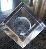 Mooie glazen 3D kubus met geëtst wereldbol, Antiek en Kunst, Antiek | Glas en Kristal, Ophalen of Verzenden