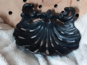 Oud gietijzeren zeepbakje ,stoer brocante ,sleets landelijk beschikbaar voor biedingen