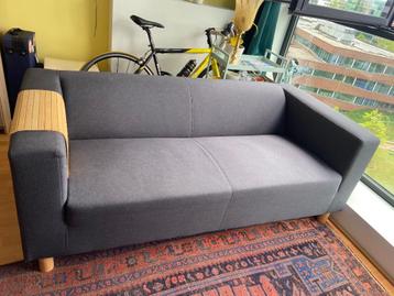 Grijze Klippan bank IKEA met armleuningblad beschikbaar voor biedingen