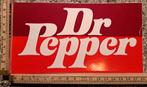 Vintage sticker DR. PEPPER logo merk frisdrank mancave, Verzamelen, Ophalen of Verzenden, Zo goed als nieuw