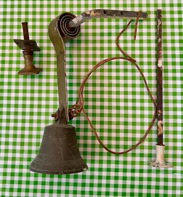 Vintage winkelbel met veer en trekstang beschikbaar voor biedingen
