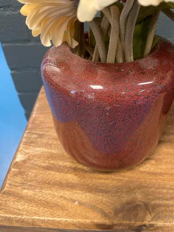 2 Rode Potten met Kunstbloemen beschikbaar voor biedingen