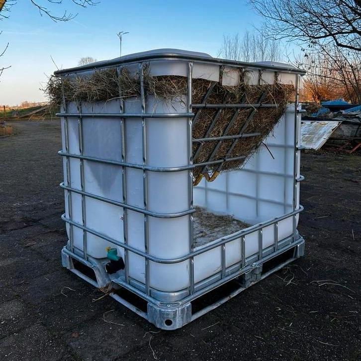 Zelfgemaakte hooiruif van IBC – stevig & praktisch, Dieren en Toebehoren, Schapen, Geiten en Varkens, Varken, Meerdere dieren