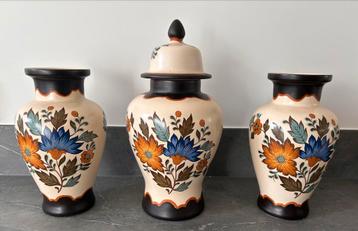 Flora Gouda Plateel Vazen beschikbaar voor biedingen