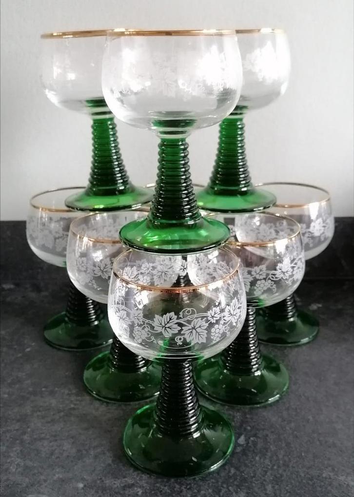 9 Vintage Wijnglazen met Gouden Rand en Groene Voet, Antiek en Kunst, Antiek | Glas en Kristal, Ophalen