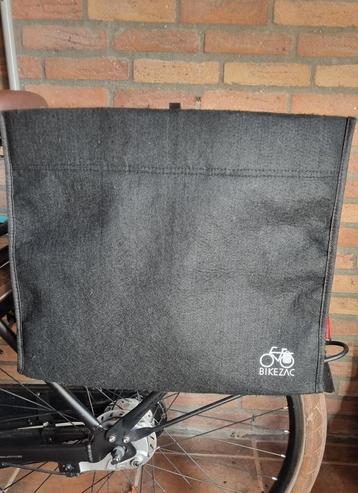 Bikezac fietstas van zwart vilt beschikbaar voor biedingen