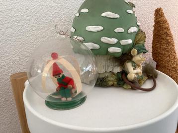 Oude kunststof kerstbal met mannetje van vilt en hout er in. beschikbaar voor biedingen