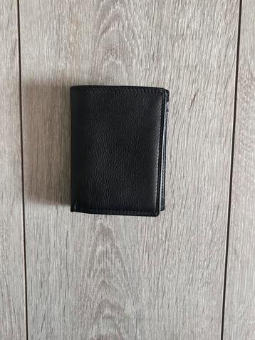 Stoere leren portemonnee beschikbaar voor biedingen