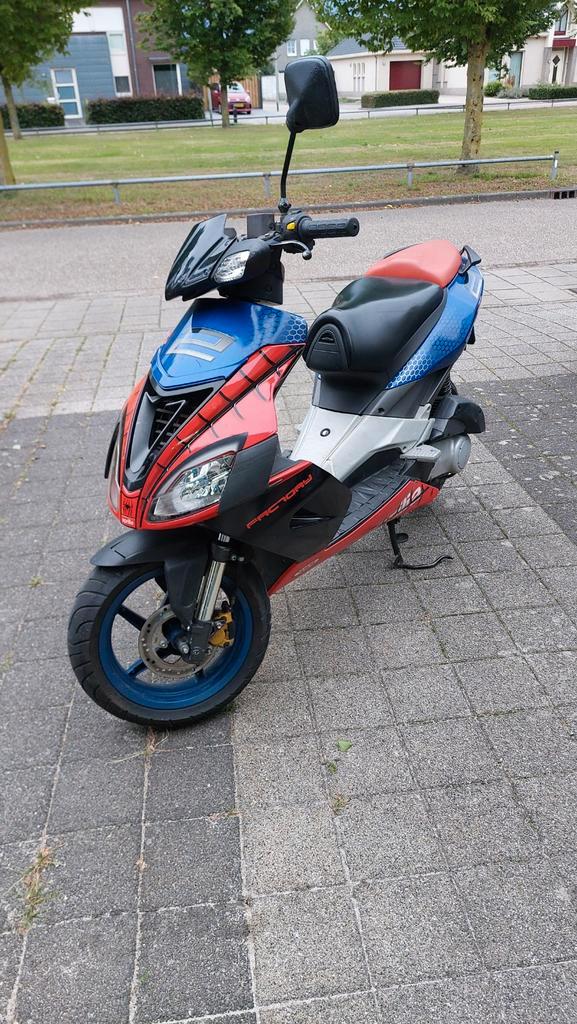 Aprilia SR50 Spiderman Uitvoering, Fietsen en Brommers, Scooters | Aprilia, Gebruikt, SR 50, Maximaal 45 km/u, Benzine, Ophalen