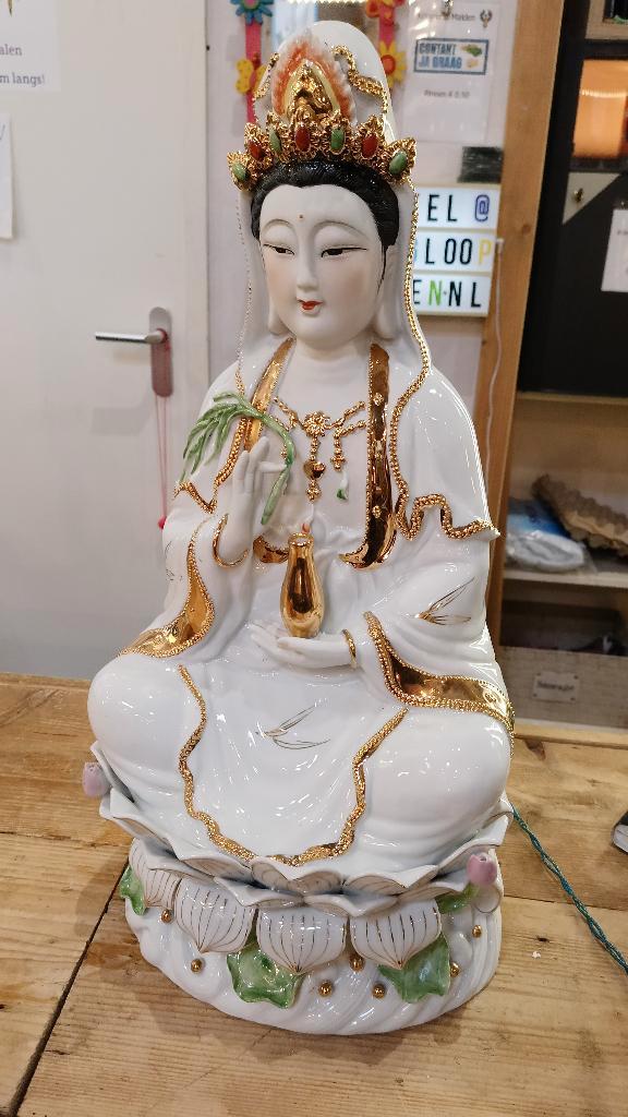 Grote Guanyin beeld porselein 52 cm met goudaccenten, Verzamelen, Beelden en Beeldjes, Zo goed als nieuw, Religie, Ophalen