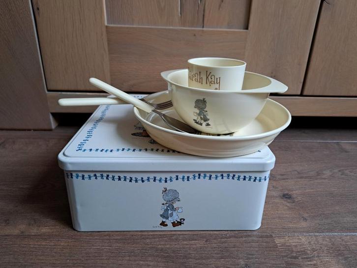 Sarah Kay kunststof bord beker schaaltje bestek blikken doos, Kinderen en Baby's, Babyvoeding en Toebehoren, Gebruikt, Overige typen