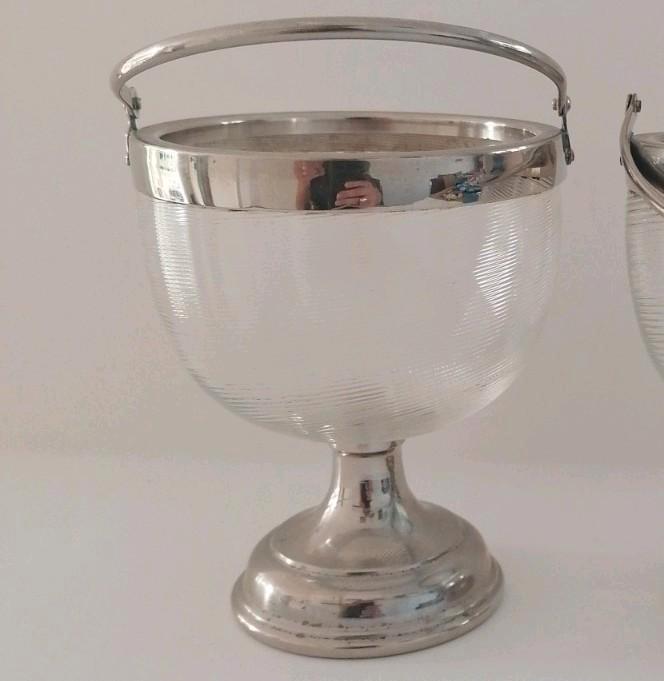 Verzilverde glasschaal op standaard
13 x 10.5 x 10.5 cm, Antiek en Kunst, Antiek | Goud en Zilver, Ophalen of Verzenden