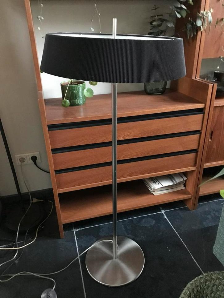 In hoogte verstelbare vloerlamp VandeHeg, zwarte kap, Huis en Inrichting, Lampen | Vloerlampen, Gebruikt, Ophalen
