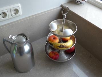 vintage etagère en koffiekan beschikbaar voor biedingen