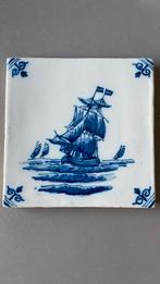 Royal Tichelaar Makkum Delfts blauwe tegel met schip, Ophalen of Verzenden