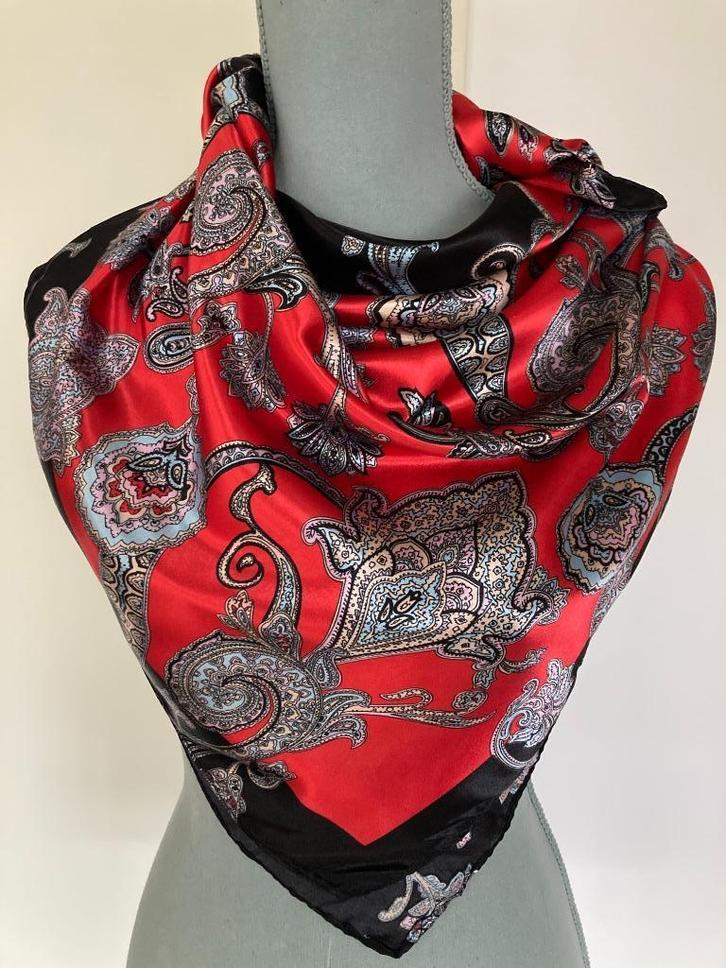 Satijnen sjaal met rood en zwart en mooie motieven, Kleding | Dames, Mutsen, Sjaals en Handschoenen, Gedragen, Sjaal, Ophalen of Verzenden