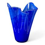 Design vaas Handkerchief van Alicja, Blauw, Ophalen of Verzenden, Minder dan 50 cm, Glas