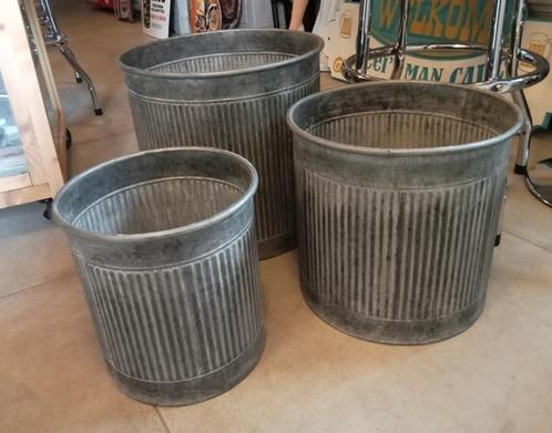 Aanbieding Set van drie zinken bakken washed., Huis en Inrichting, Woonaccessoires | Schalen en Manden, Rond, Overige materialen
