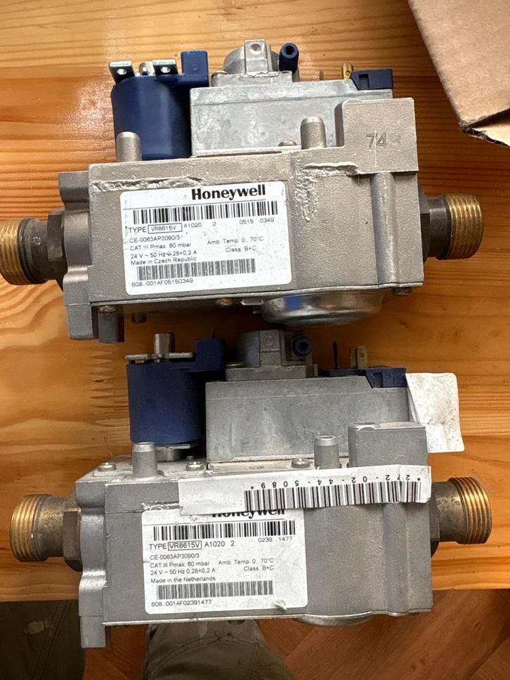 2x Gebruikte Honeywell VR8615V Gasklep Nefit ecomline, Doe-het-zelf en Verbouw, Verwarming en Radiatoren, Ophalen of Verzenden