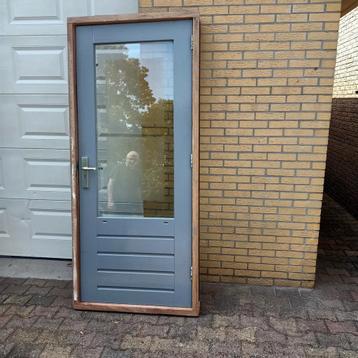 Te koop hardhouten deur met kozijn. beschikbaar voor biedingen
