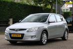 Hyundai I30 2.0i Style | CLIMA | CRUISE | 1500 KG TREKGEWICH, Voorwielaandrijving, Gebruikt, Leder en Stof, Handgeschakeld