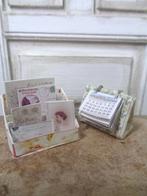 Bakje met oa foto's en kalender.…Poppenhuis 1:12...(NrF63)*, Ophalen of Verzenden, Nieuw, Poppenhuis
