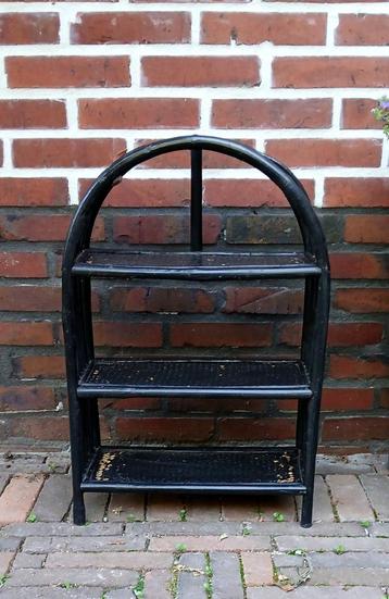 Vintage rotan kastje - zwart beschikbaar voor biedingen