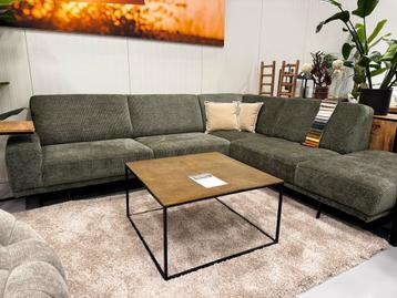 Ribstof Hoekbank mag de showroom scherp verlaten.Aanbieding beschikbaar voor biedingen