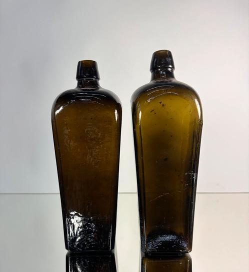 Twee antieke jeneverflessen 19e eeuw donker- olijfgroen glas, Antiek en Kunst, Antiek | Glas en Kristal, Ophalen of Verzenden