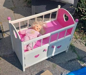 Poppen bedje super leuk hout voor uren speelplezier  beschikbaar voor biedingen