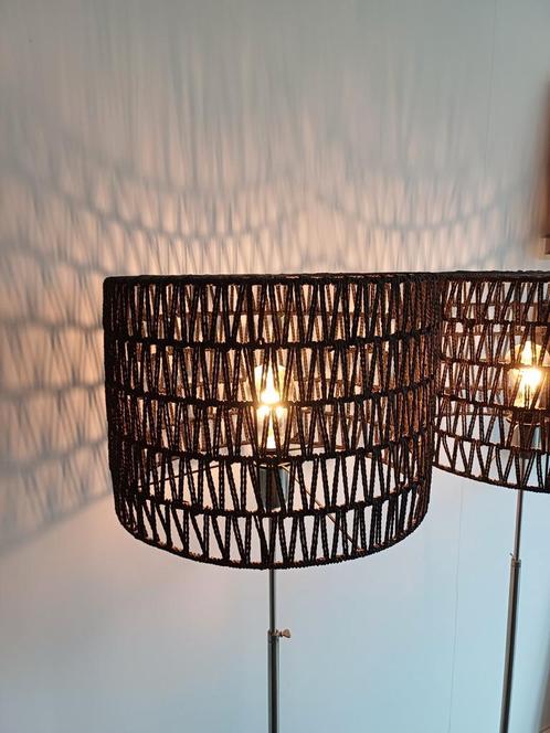 Vloerlamp met opengewerkte lampenkap, Huis en Inrichting, Lampen | Lampenkappen, Zo goed als nieuw, Rond, Zwart, Ophalen