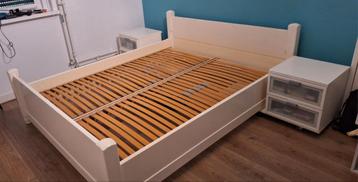 Grenen bed 160 x 200 cm met nachtkastjes